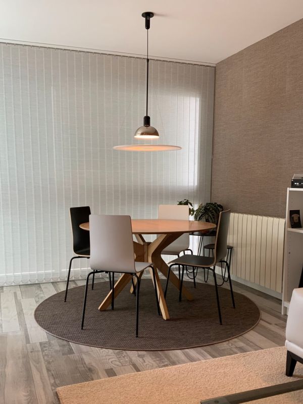 Cortina vertical. Alfombra circular a medida.