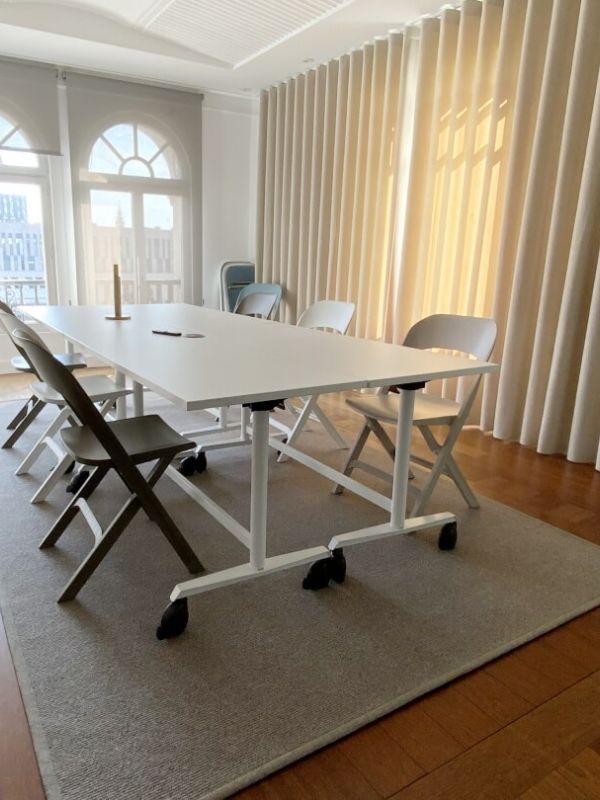 Sala de reuniones con cortina y alfombra acústica