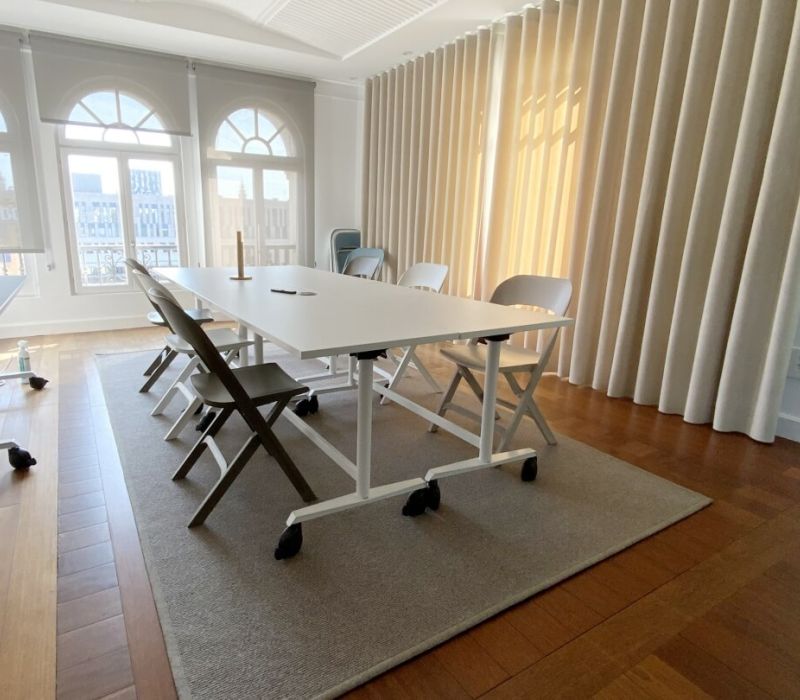 Sala de reuniones con cortina y alfombra acústica